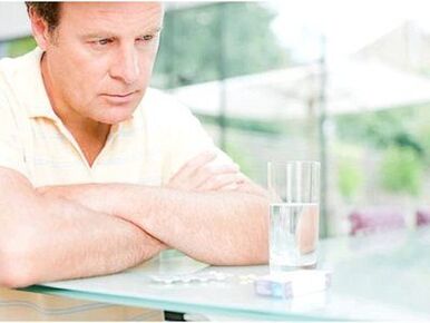 En äldre man behandlas för prostatit
